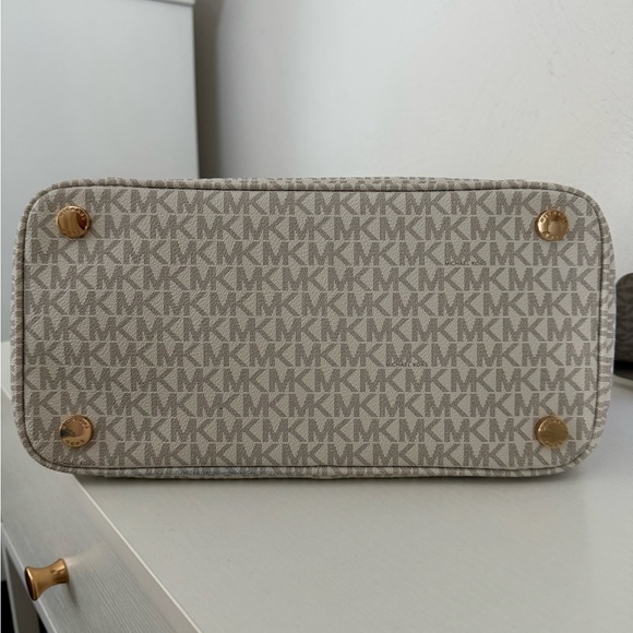 Michael Kors Jet Set Travel Medium East West Signature Monogram Tote - Picture 2 of 10